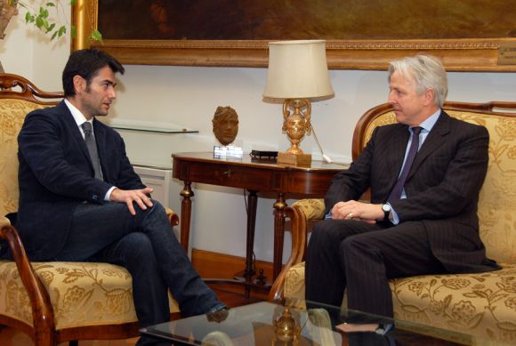 Massimo Zedda con l'ambasciatore del Regno Unito Christopher Prentice
