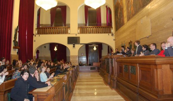 Sindaco Massimo Zedda l'assessore Enrica Puggioni e gli studenti di TraMe - sala consiliare Cagliari