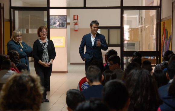 Il sindaco di Cagliari Massimo Zedda con docenti e studenti della Scuola media Alziator