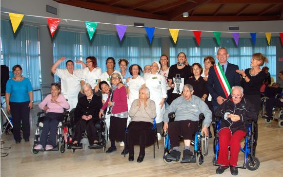 L'assessore Luigi Minerba con gli anziani e gli operatori del Centro accoglienza di Terramaini