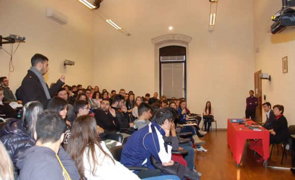 Il sindaco di Cagliari Massimo Zedda con docenti e studenti del Martini