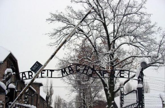Auschwitz, Arbeit macht frei - da http://it.wikipedia.org/wiki/Campo_di_concentramento_di_Auschwitz