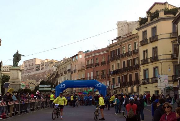 Maratona della Solidarietà - sulla linea di partenza in piazza Yenne a Cagliari