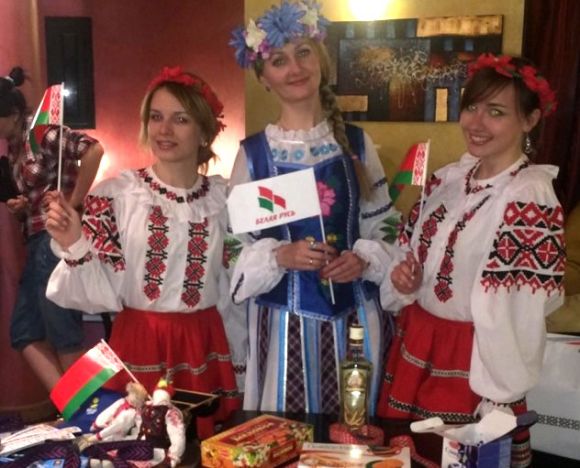Delegazione giovanile bielorussa in costume tradizionale