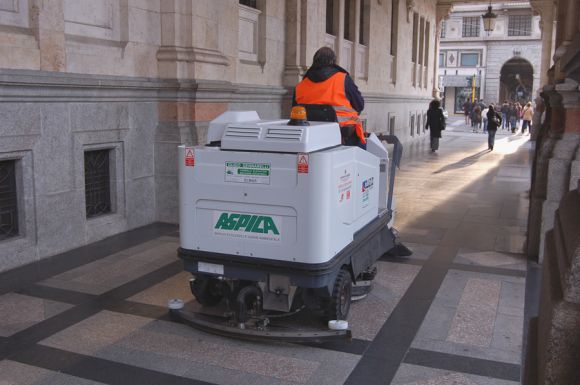 Lavaggio e spazzamento straordinario nella via Roma