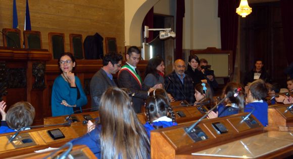 Il sindaco Massimo Zedda, Enrica Puggioni e Francesca Ghirra in aula consiliare con i bambini