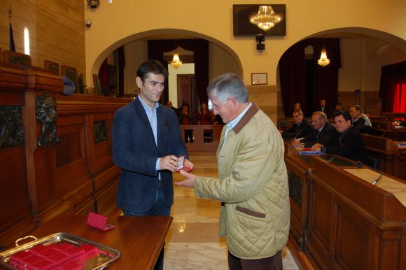 Il sindaco Massimo Zedda consegna la medaglia ai pensionati comunali