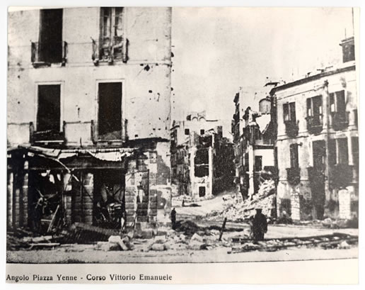 Angolo di Piazza Yenne con l'imbocco del Corso Vittorio Emanuele (1943)