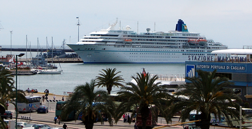 Nave da crocera nel porto di Cagliari