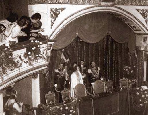 Il principe ereditario Umberto con la consorte Maria José di Savoia al Teatro Civico per ultima sera
