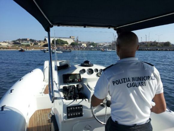 Polizia Municipale di Cagliari - servizio in gommone al Poetto